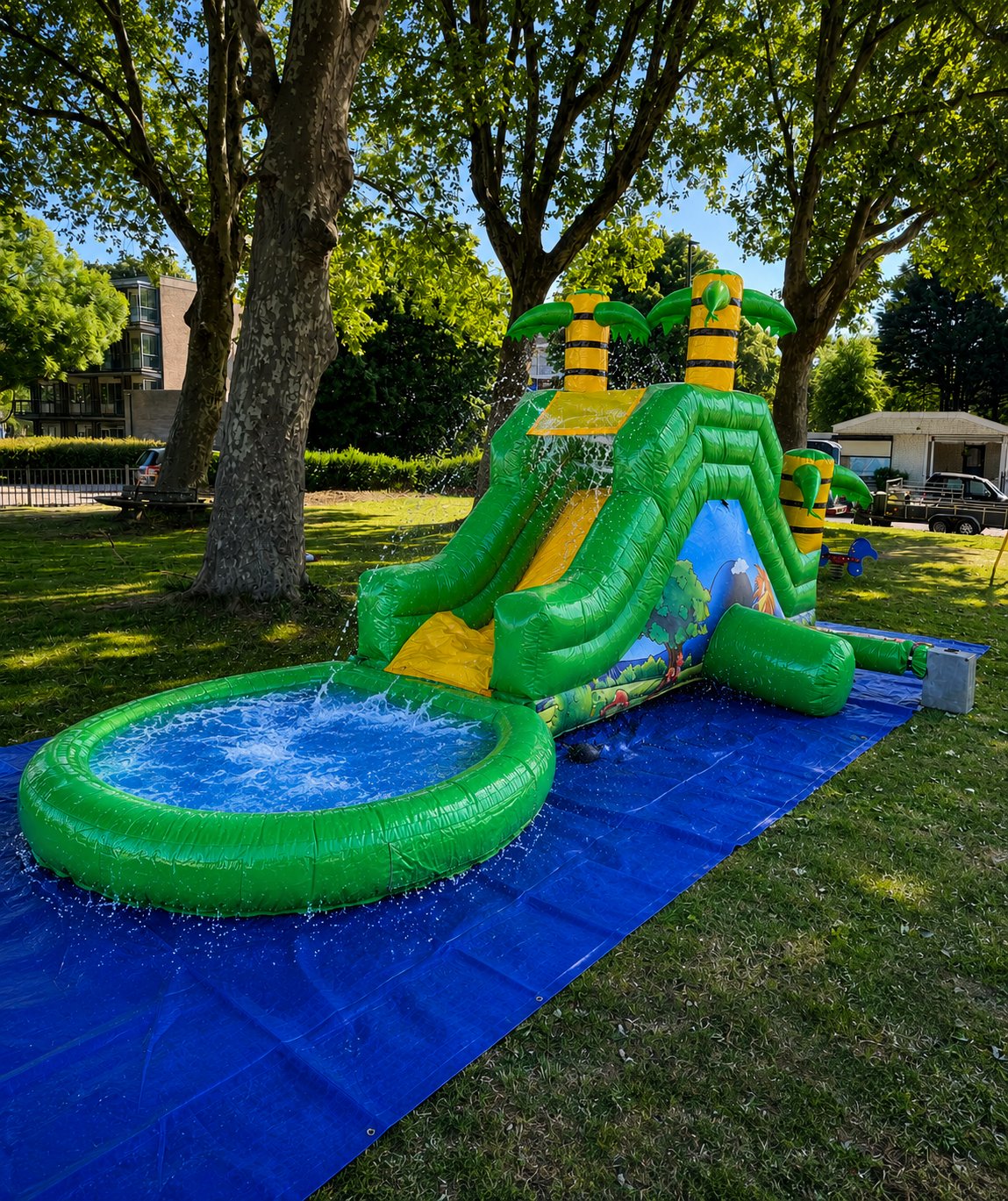 Waterspringkussens en glijbanen huren